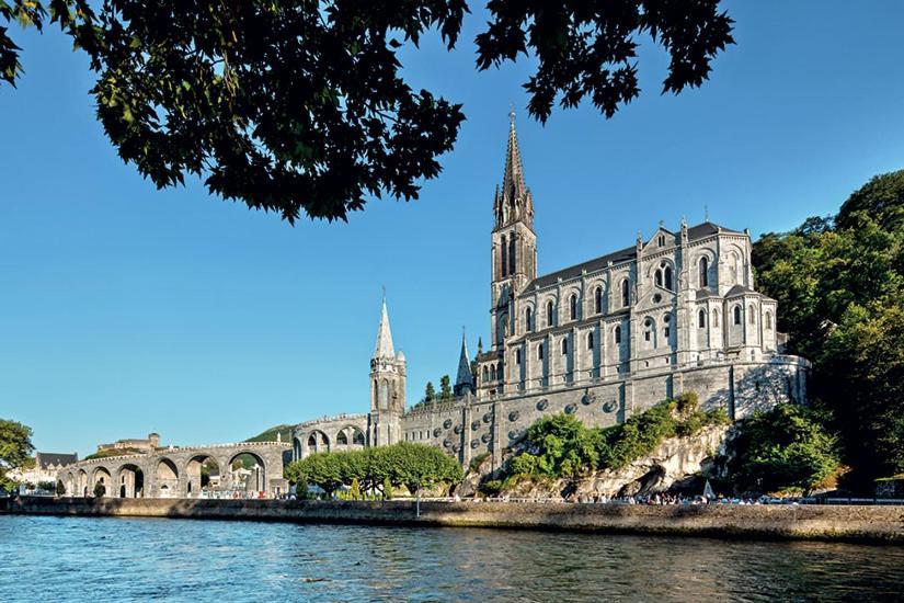 Отель La Sainte Famille Лурд Экстерьер фото